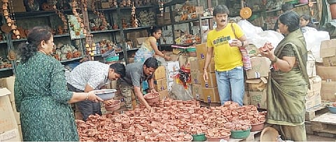 कुंभारवाडा येथील पणती विक्री दुकानात पणती खरेदीसाठी आलेले अनेक नागरिक.