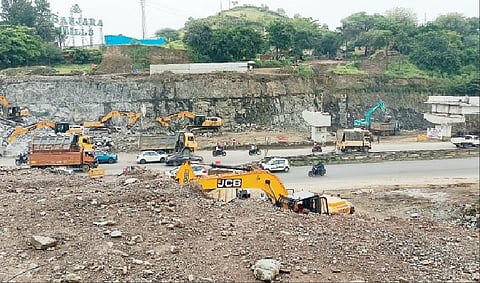 चल मारू धडक, उभा फोडू खडक या पद्धतीने चांदणी चौकात नियंत्रित स्फोटाच्या साह्याने खडक फोडल्यानंतर तेथून दगड उचलण्यासाठी मोठी यंत्रसामग्री वापरण्यात येत आहे.