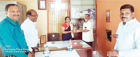वाकेश्वर विद्यालयात जिल्हा शिक्षणाधिकारी वाखारे यांचा सत्कार झाला.