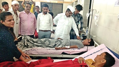 इगतपुरी : ग्रामीण रुग्णालयात रुग्णांची विचारपूस करताना आमदार खोसकर. (छाया : वाल्मिक गवांदे)