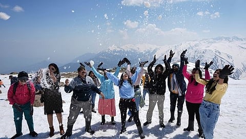 Jammu And Kashmir Tourism : ‘मोदी है तो मुमकिन है’! काश्मीरमध्ये रेकॉर्ड ब्रेक १.६२ कोटी पर्यटकांनी दिली भेट