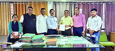 नाशिक : मुद्रांक जिल्हाधिकारी कैलास दवंगे यांच्यासमवेत सुनील गवादे, भूषण महाजन व इतर पदाधिकारी.