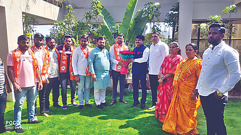 सातपूर : खासदार हेमंत गोडसे यांच्या उपस्थितीत शिंदे गटात प्रवेश करताना कल्पेश कांडेकर, नीलेश सोनवणे, सागर पवार आदी. (छाया : सागर आनप)