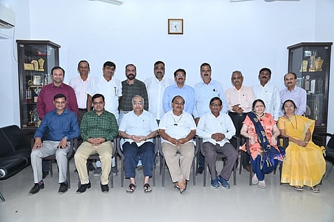 जळगाव जनता बँकेचे नवनिर्वाचित अध्यक्ष अनिल राव, उपाध्यक्ष कृष्णा कामठे व उपस्थित संचालक मंडळ.( छाया:चेतन चौधरी)