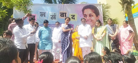 नऱ्हे येथील नागरिकांच्या समस्या जाणून घेताना खा. सुप्रिया सुळे व इतर