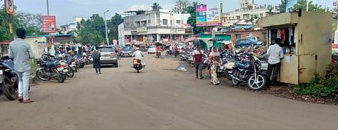 तळेगाव स्टेशन परिसरात बेकायदेशीर पार्किंग आणि अतिक्रमण
