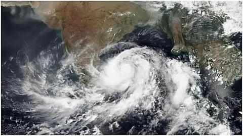 सीतरंग चक्रीवादळ आज वेग घेणार ; भारतीय किनारपट्टयांना सावधानतेचा इशारा