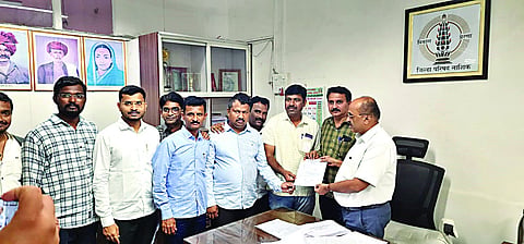 नाशिक : जिल्हा परिषदेत अधिकार्यास निवेदन सादर करताना महाराष्ट्र इंजिनिअर्स असोसिएशन (सुशिक्षित बेरोजगार संघटना)चे पदाधिकारी.