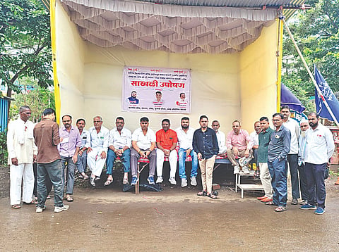 सिडको : नवीन पोलिस ठाणेनिर्मितीसाठी चुंचाळे कारगिल चौकात साखळी उपोषण करताना साहेबराव दातीर, राकेश दोंदे, रामदास दातीर, ज्योती कवर, विष्णू फडोळ आदी.(छाया : राजेंद्र शेळके)
