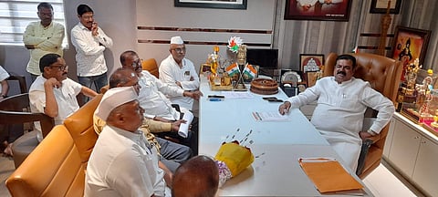 नाशिक : केंद्रीय राज्यमंत्री कपिल पाटील यांच्याशी चर्चा करताना ऑल महाराष्ट्र फेअर प्राइज फेडरेशन संघटनेचे पदाधिकारी.