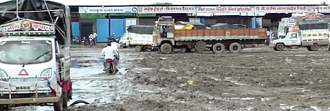 घोडेगाव कांदा मार्केट रुतलेय गाळात ! कोट्यवधी रुपयाचं उत्पन्न मिळूनही नेवासा तालुका बाजार समितीचे अक्षम्य दुर्लक्ष