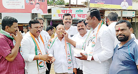 कर्जत : न्यायालयाची स्थगिती उठल्याने आतषबाजी राष्ट्रवादी काँग्रेस कार्यकर्त्यांचा जल्लोष