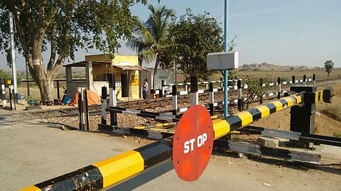 पुणे: पालखी महामार्गावरील रेल्वे गेटचे काम रद्द, सणासुदीच्या काळात हा रस्ता होणार होता बंद