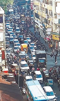मध्यवस्तीत ‘ट्रॅफिक जाम’ दिवाळीची खरेदी, वीकेंडमुळे वाहनांची गर्दी