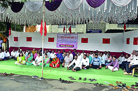नाशिकरोड : महाराष्ट्र वीज कामगार महासंघाच्या वतीने धरणे आंदोलनात सहभागी झालेले कार्मचारी. (छाया : उमेश देशमुख)