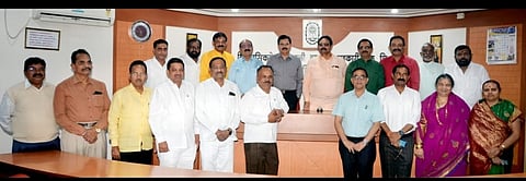 नाशिकरोड : येथील नाशिकरोड देवळाली व्यापारी सहकारी बॅंकेला सदिच्छा भेट देताना विभागीय महसुल आयुक्त राधाकृष्ण गमे. (छाया: उमेश देशमुख)