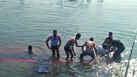 Egypt Bus Accident : इजिप्तमध्ये कालव्यात बस कोसळून अपघात; 22 ठार, 7 जखमी