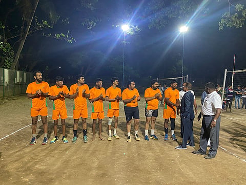 देवळाली कॅम्प - येथील एसव्हीकेटी व्हॉलीबॉल संघाच्या विजेत्या संघाचा सत्कार करतांना प्राचार्य डॉ. एस. एस. काळे समवेत स्पर्धेत घवघवीत यश मिळविलेले खेळाडू. (छाया: उमेश देशमुख)