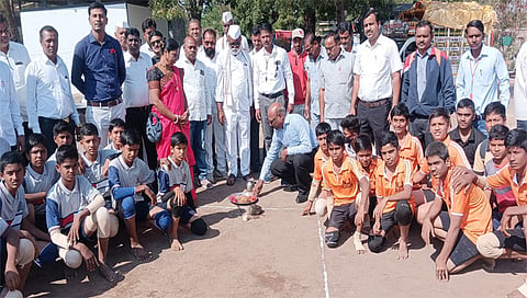 नांदगाव : श्रीफळ वाढवून स्पर्धेस प्रारंभ करताना मान्यवर.