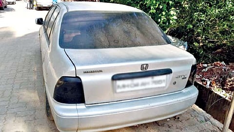 बेळगाव : ले दारू… ले दारू… कार से भय्या ले दारू..!