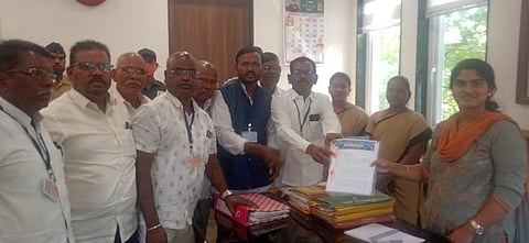 सिडको : औरंगाबाद येथे मुख्य सिडको प्रशासक दीपा मुंडे यांना निवेदन देताना डॉ . अनिल आठवले विनोद भडांगे, बाबासाहेब शिंदे, करुणासागर पगारे ,प्रा. गंगाधर अहिरे, गौतम भालेराव, पांडुरंग आंबुलकर, संपत शिंदे, ,अविनाश कांबळे ,संभाजी सावळे,वामनराव गांगुर्डे,मिलिंद कळवणकर,केदा बच्छाव, संदीप कांकळीज, सदानंद धांडे,मधुकर पवार आदी.