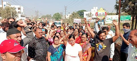 पेठ रोड रस्त्याच्या दुरुस्तीसाठी रास्ता रोको आंदोलन करतांना प्रभाकर पिंगळे , सोमनाथ पिंगळे, दिलीप पिंगळे, राजेंद्र ठाकरे, महेश शेळके, सुनील निरगुडे, प्रतीक पिंगळे, विजय पिंगळे, योगेश कापसे, डॉ सचिन देवरे व परिसरातील नागरिक (छाया : गणेश बोडके)