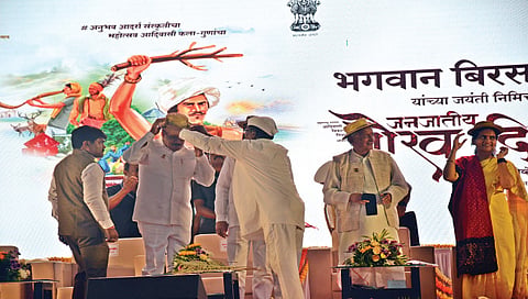 नाशिक : विधानपरिषदेचे उपाध्यक्ष नरहरी झिरवाळ यांनी आदिवासी महोत्सवात विक्रीसाठी आलेल्या टोप्या राज्यपाल भगतसिंह कोश्यारी यांच्यासह मुख्यमंत्री एकनाथ शिंदे, केंद्रीय राज्यमंत्री डॉ. भारती पवार, आदिवासी विकासमंत्री डॉ. विजयकुमार गावीत आदी मान्यवरांना घालून त्यांचे अनोखे स्वागत केेले. (छाया : हेमंत घोरपडे)