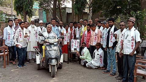 साक्री : येथील शासकीय विश्रामगृह परिसरात आनंद व्यक्त करताना प्रहार दिव्यांग समितीचे सदस्य. (छाया: अंबादास बेनुस्कर)