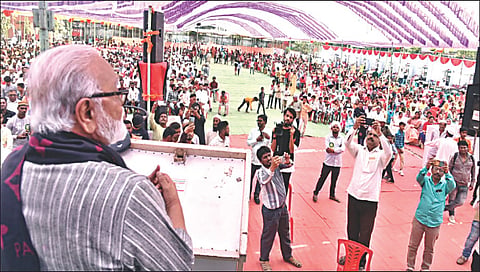 लासलगाव : सामुदायिक विवाह सोहळ्यात बोलताना आ. छगन भुजबळ.