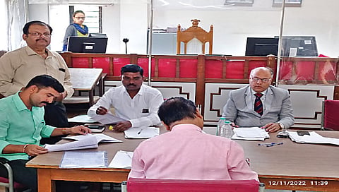 निफाड : लोकन्यायालयात तडजोडीने तंटे मिटविताना निफाडचे जिल्हा व सत्र न्यायाधीश अजय गुजराथी व मान्यवर.