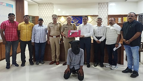 धुळे : दहशत तयार करण्यासाठी गावठी कट्टा बाळगणाऱ्या युवकास ताब्यात घेताना स्थानिक गुन्हे अन्वेषण विभागाचे पथक. (छाया: यशवंत हरणे)
