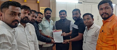 सिडको : निवासी उप जिल्हाधिकारी,अप्पर जिल्हाधिकारी भागवत डोईफोडे यांना निवेदन देताना आशिष हिरे योगेश गांगुर्डे, सागर जाधव, दिनेश नरवडे,बंटी पाबळे,ज्ञानेश्वर कोतकर, विशाल घागस आदी.
