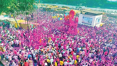 सातारा : ‘सिद्धनाथाच्या नावानं चांगभलं! .. लाखो भाविकांच्या उपस्थितीत रथोत्सव