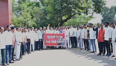 हिंगोली : पूर्णा-अकोला मार्गावर छपरा एक्सप्रेस सुरू करण्यासाठी रेल्वे संघर्ष समितीचे अंदोलन