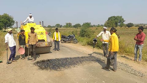अखेर वाई-वालूर रस्त्यावरील खड्डे भरणी सुरू