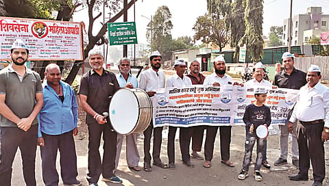 जुने नाशिक : वडाळा रोडवर पडलेल्या खड्ड्यांसमोर ‘ढोल बजाव’ आंदोलन करताना आम आदमी पार्टीचे कार्यकर्ते. (छाया: अब्दुल कादिर पठाण)