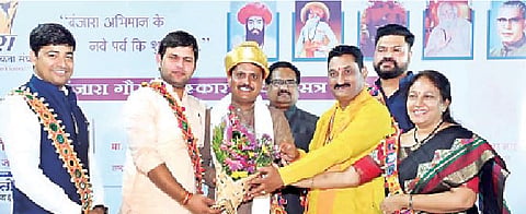 बंजारा गौरव पुरस्कार प्रदान कार्यक्रमात डावीकडून प्रा. डॉ. संयोजिता नाईक, मोहन राठोड, माजी न्या. एन. के. चव्हाण, गौरव गौतम, संतोष पवार आदी.