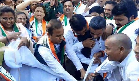 राष्ट्रवादी काँग्रेसचे पुण्यात जोरदार आंदोलन; डमी राज्यपालांचे फेडले धोतर
