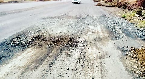 खेडच्या एमआयडीसीतील अनेक रस्त्यांना खड्डे
