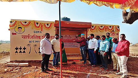 देवगाव : त्र्यंबकेश्वर तालुक्यातील चंद्राची मेट येथे जागतिक शौचालय दिनानिमित्त सार्वजनिक शौचालयाचे उद्घाटन करताना जि. प.चे अतिरिक्त मुख्य कार्यकारी अधिकारी अर्जुन गुंडे. समवेत सरपंच सरिता चंद्रे आणि ग्रामस्थ.