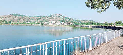 जेजुरी येथील पेशवे तलाव तब्बल 40 वर्षांनी भरला