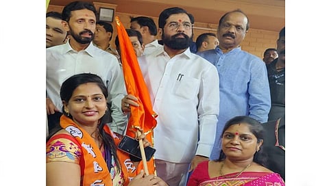 मुंबई : मुख्यमंत्री एकनाथ शिंदे यांच्या उपस्थितीत प्रवेश करताना पूजा तेलंग.