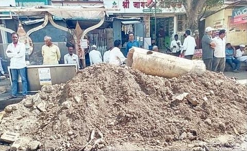 बसथांब्यासमोर गाळ अन् राडारोडा; बिबवेवाडीतील संविधान चौक परिसरातील समस्या