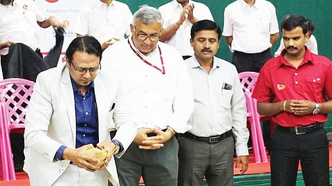 बॅडमिंटन स्पर्धेचे श्रीफळ वाढवून उद्घाटन करताना अथर्व हॉस्पिटलचे डॉ. संदीप अग्रवाल व अन्य मान्यवर.