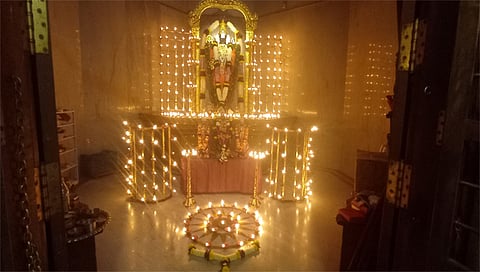 त्रिपुरारीने उजळले व्यंकटेश बालाजी मंदिर. .(छाया : हेमंत घोरपडे)