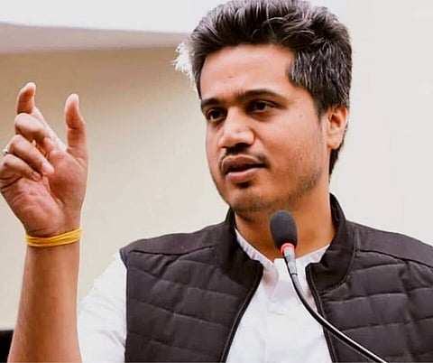 Rohit Pawar : आमदारांना रात्रीच्या अंधारात सुरतला पाठवता मग कर्नाटकला का नाही? रोहीत पवारांचा सरकारला सवाल