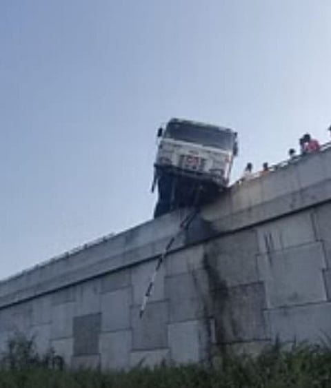 मळद: सोलापूर महामार्गावर असणाऱ्या रेल्वे उड्डाण पुलावर डंपरला मोठा अपघात