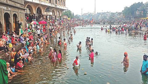 नाशिक : खंडग्रास चंद्रग्रहणानिमित्त गोदाघाटावर स्नानासाठी भाविकांची झालेली गर्दी. (छाया : हेमंत घोरपडे)