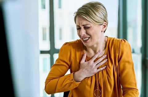 Heart Disease and Women : हृदयविकाराचा झटका येण्यापूर्वी महिलांना शरीर देते ‘हे’ संकेत, वेळीच सावध व्हा…
