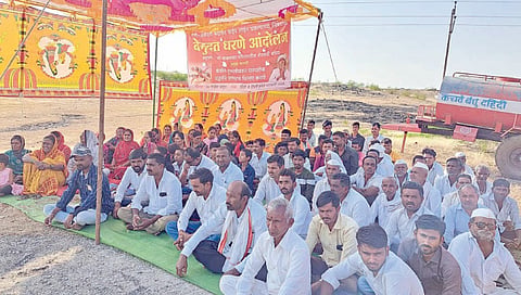 मालेगाव : दहिदी ते टिंगरी पाटचारीवर धरणे देताना बसलेले बोरी आंबेदरी धरण कालवा लाभक्षेत्रातील शेतकरी.